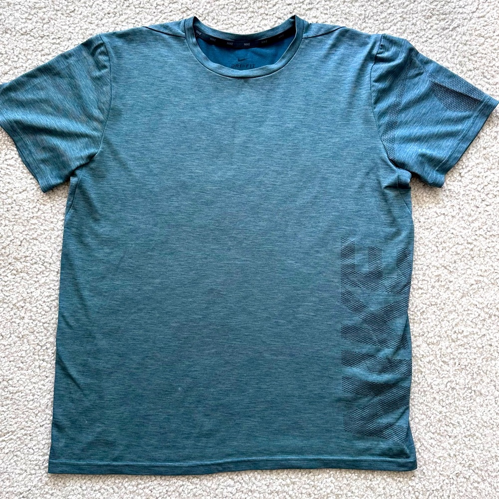 Nike Elite men’s dry fit t-shirt. Like new. Blue/green color.